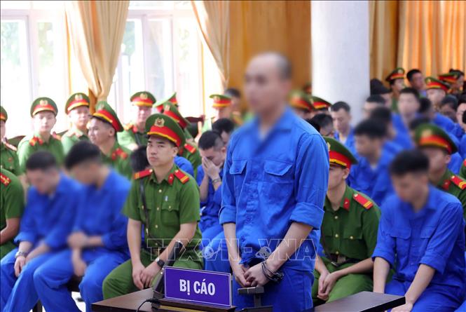 Bị cáo Nguyễn Hữu Tùng khai báo trước tòa tại điểm cầu hội trường Trại tạm giam số 1 (Công an Hà Nội). Ảnh: Văn Điệp – TTXVN