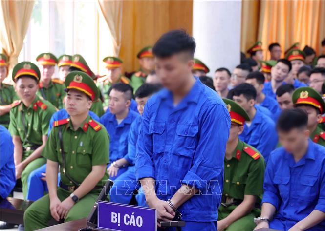 Bị cáo Lê Tiến Đạt khai báo trước tòa tại điểm cầu hội trường Trại tạm giam số 1 (Công an Hà Nội). Ảnh: Văn Điệp – TTXVN