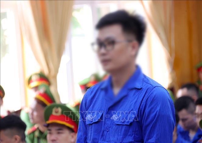 Bị cáo Bùi Nam Thế khai báo trước tòa tại điểm cầu hội trường Trại tạm giam số 1 (Công an Hà Nội). Ảnh: Văn Điệp – TTXVN