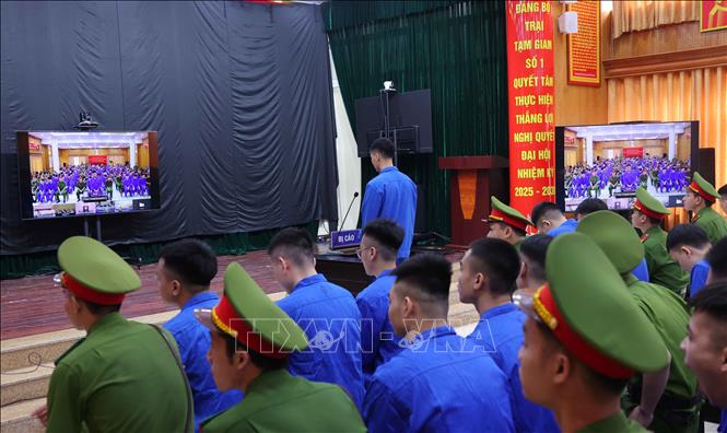 Các bị cáo khai báo trước tòa tại điểm cầu hội trường Trại tạm giam số 1 (Công an Hà Nội). Ảnh: Văn Điệp – TTXVN