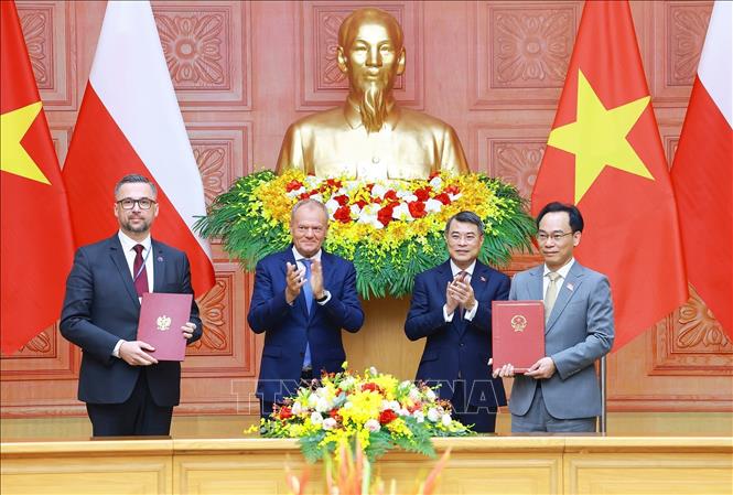 Thủ tướng Lê Minh Hưng và Thủ tướng Cộng hòa Ba Lan Donald Tusk chứng kiến trao Thỏa thuận hợp tác giữa Bộ Giáo dục và Đào tạo và Bộ Khoa học và Giáo dục đại học Cộng hoà Ba Lan về hợp tác trong lĩnh vực giáo dục đại học và nghiên cứu khoa học. Ảnh: Dương Giang – TTXVN 

