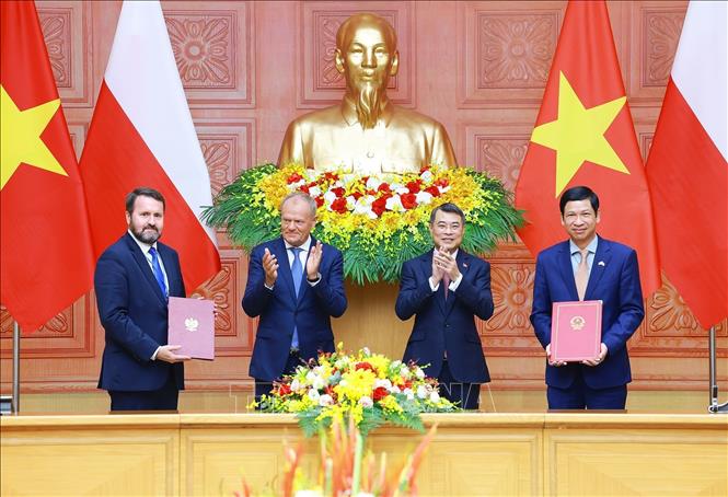 Thủ tướng Lê Minh Hưng và Thủ tướng Ba Lan Donald Tusk chứng kiến trao Bản ghi nhớ về hợp tác du lịch giữa Bộ Văn hóa, Thể thao và Du lịch và Bộ Thể thao và Du lịch nước Cộng hòa Ba Lan. Ảnh: Dương Giang – TTXVN 
