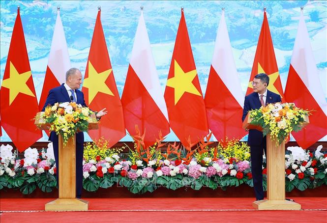 Thủ tướng Lê Minh Hưng và Thủ tướng Cộng hòa Ba Lan Donald Tusk tuyên bố nâng cấp quan hệ Việt Nam – Ba Lan lên Đối tác Chiến lược. Ảnh: Dương Giang – TTXVN 
