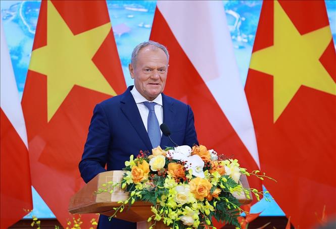 Thủ tướng Cộng hòa Ba Lan Donald Tusk phát biểu tại buổi gặp gỡ báo chí hai nước. Ảnh: Dương Giang – TTXVN 
