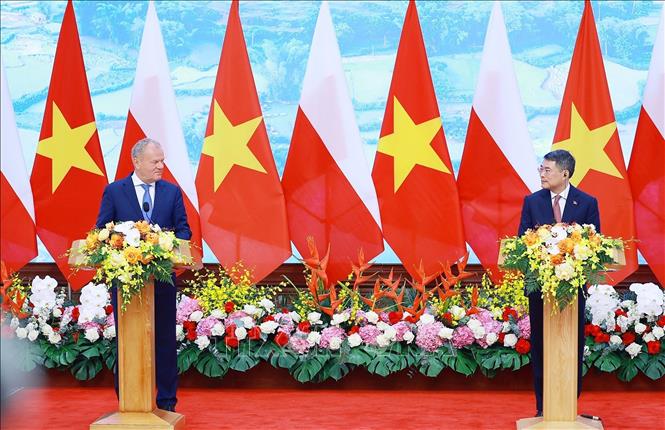 Thủ tướng Lê Minh Hưng và Thủ tướng Cộng hòa Ba Lan Donald Tusk tuyên bố nâng cấp quan hệ Việt Nam – Ba Lan lên Đối tác Chiến lược. Ảnh: Dương Giang – TTXVN 

