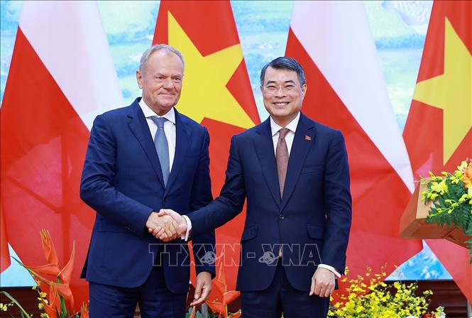 Thủ tướng Lê Minh Hưng và Thủ tướng Cộng hòa Ba Lan Donald Tusk tuyên bố nâng cấp quan hệ Việt Nam – Ba Lan lên Đối tác Chiến lược. Ảnh: Dương Giang – TTXVN 
