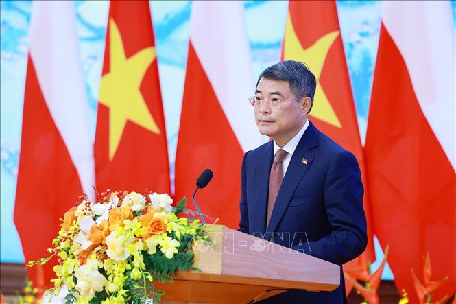 Thủ tướng Lê Minh Hưng phát biểu tại gặp gỡ báo chí hai nước. Ảnh: Dương Giang – TTXVN 

