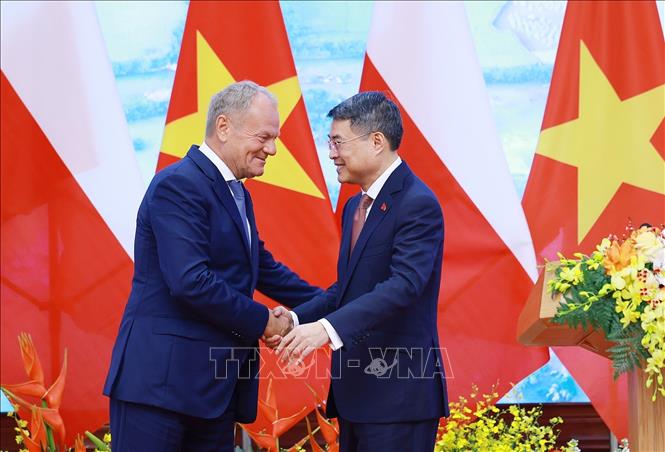 Thủ tướng Lê Minh Hưng và Thủ tướng Cộng hòa Ba Lan Donald Tusk tại cuộc gặp gỡ báo chí. Ảnh: Dương Giang – TTXVN 
