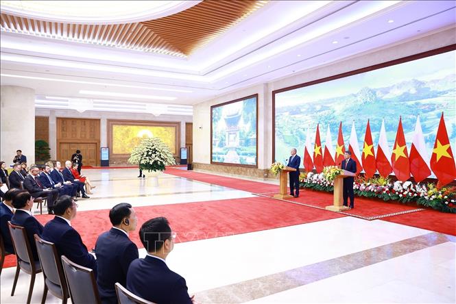 Thủ tướng Lê Minh Hưng và Thủ tướng Cộng hòa Ba Lan Donald Tusk gặp gỡ báo chí. Ảnh: Dương Giang – TTXVN