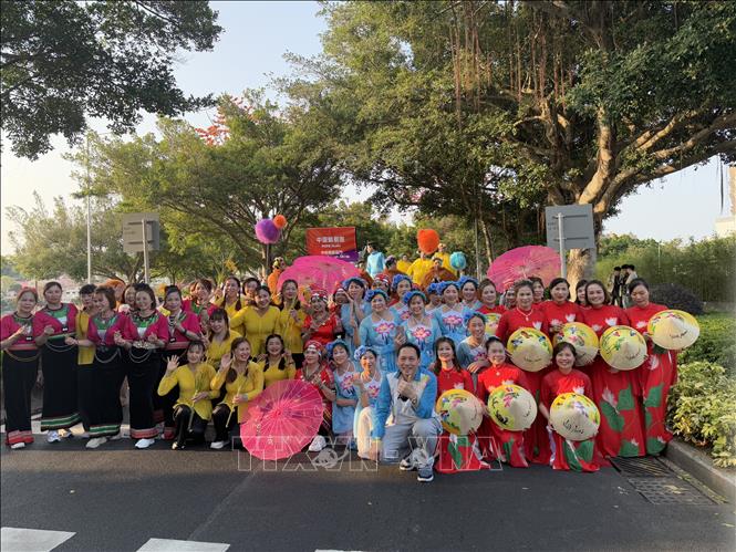 Hiệp hội người Việt Nam ở nước ngoài tại Macau (Trung Quốc) tham dự cuộc diễu hành quốc tế Macau. Ảnh: Xuân Vịnh- PV TTXVN tại Macau (Trung Quốc)