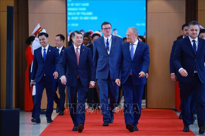 Thủ tướng Lê Minh Hưng và Thủ tướng Cộng hòa Ba Lan Donald Tusk. Ảnh: Dương Giang – TTXVN 