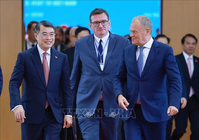 Thủ tướng Lê Minh Hưng và Thủ tướng Cộng hòa Ba Lan Donald Tusk. Ảnh: Dương Giang – TTXVN 