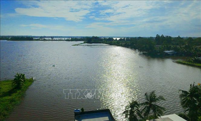Nếu được thực hiện từ sớm, bằng những giải pháp đồng bộ từ công trình thủy lợi đến quản trị số và thay đổi hành vi cộng đồng, Cần Thơ không chỉ giảm thiểu tác động của mùa khô 2026–2027 mà còn tạo nền tảng vững chắc cho khả năng thích ứng với biến đổi khí hậu trong nhiều năm tới. Ảnh: Duy Khương – TTXVN