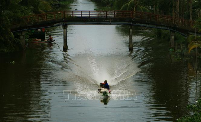Việc bảo vệ hành lang sông, kênh rạch, hạn chế ô nhiễm nguồn nước và bảo tồn những không gian có khả năng trữ nước tự nhiên cũng cần được quan tâm. Ảnh: Duy Khương – TTXVN