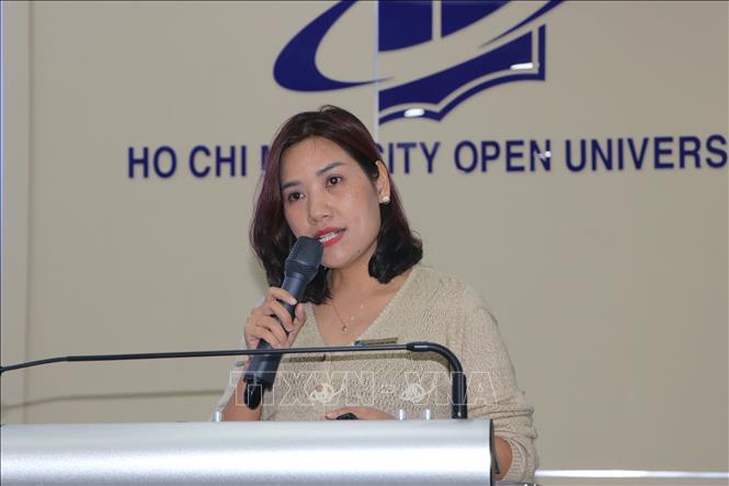 Tiến sỹ Phan Thị Mai Quyên, Giám đốc Trung tâm Tham vấn tâm lý thuộc Khoa Khoa học Xã hội, Trường Đại học Mở Thành phố Hồ Chí Minh phát biểu tại tọa đàm. Ảnh: Thanh Vũ - TTXVN