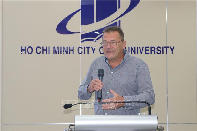Ông Edwin de Boevé, Giám đốc Tổ chức Dynamo International phát biểu tại tọa đàm. Ảnh: Thanh Vũ - TTXVN
