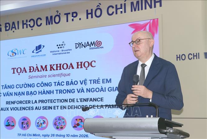 Ông Pierre Du Ville, Trưởng Đại diện Phái đoàn Wallonie-Bruxelles tại Việt Nam, phát biểu tại tọa đàm. Ảnh: Thanh Vũ - TTXVN
