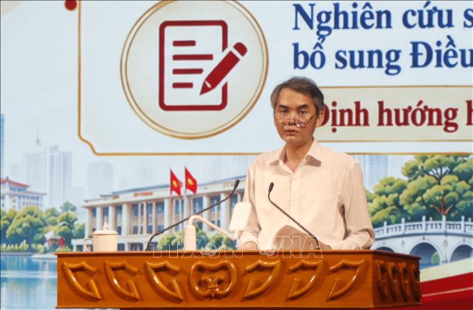 Trưởng Ban Tổ chức Thành ủy Bắc Ninh Nguyễn Minh Hiếu quán triệt các nội dung tại Hội nghị. Ảnh: Thái Hùng - TTXVN