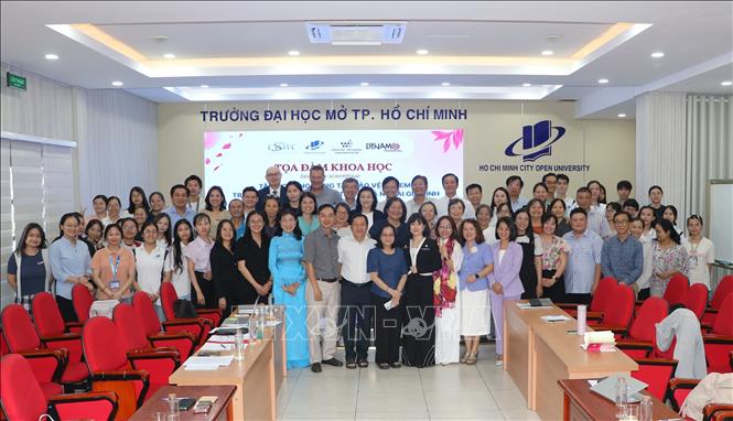 Các đại biểu chụp ảnh lưu niệm tại tọa đàm. Ảnh: Thanh Vũ - TTXVN