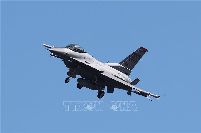 Máy bay chiến đấu F-16 hạ cánh xuống căn cứ không quân Osan ở thành phố Pyeongtaek, phía Nam thủ đô Seoul (Hàn Quốc), ngày 26/10/2026, sau khi Hàn Quốc và Mỹ bắt đầu cuộc tập trận không quân chung Freedom Flag. Ảnh: Yonhap/TTXVN phát