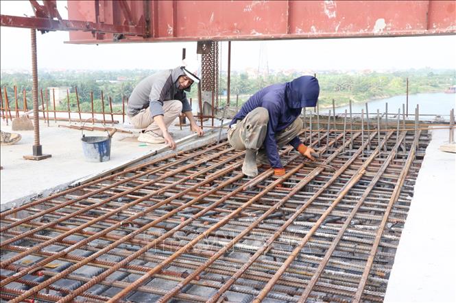 Khẩn trương hoàn thành các hạng mục cuối của công trình. Ảnh: Mạnh Tú - TTXVN