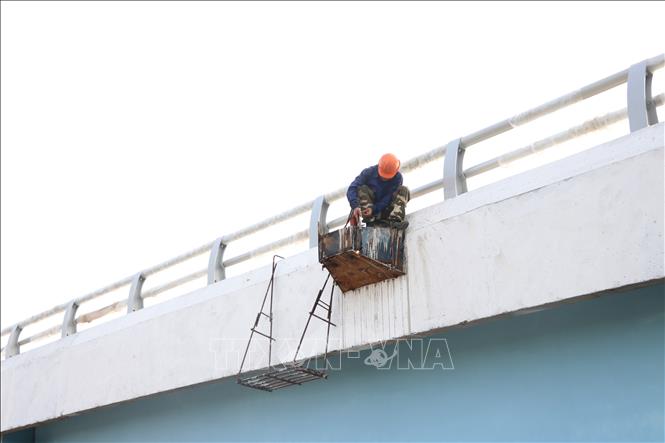 Khẩn trương hoàn thành các hạng mục cuối của công trình. Ảnh: Mạnh Tú - TTXVN