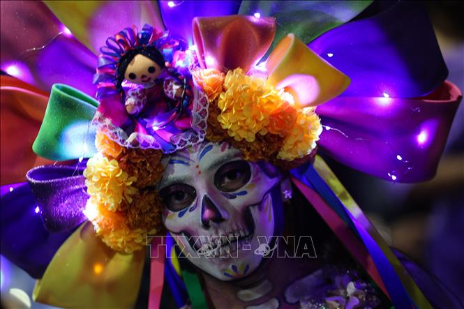Một người tham gia Lễ diễu hành Catrinas tại thủ đô Mexico City, Mexico, ngày 25/10/2026. Ảnh: THX/TTXVN phát