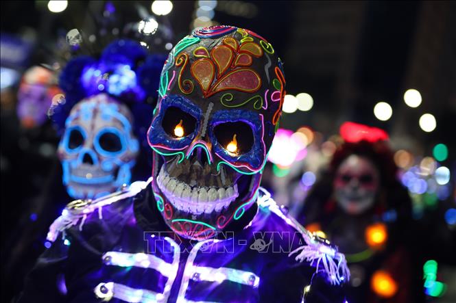 Người dân tham gia Lễ diễu hành Catrinas tại thủ đô Mexico City, Mexico, ngày 25/10/2026. Ảnh: THX/TTXVN phát