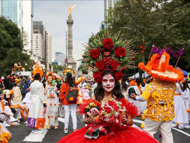 Người dân tham gia Lễ diễu hành Catrinas tại thủ đô Mexico City, Mexico, ngày 25/10/2026. Ảnh: THX/TTXVN phát