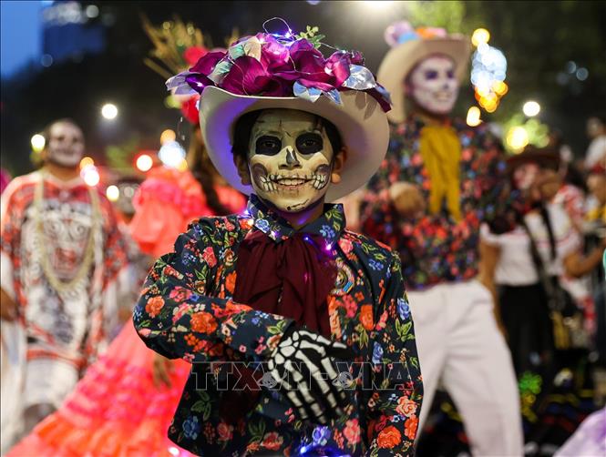 Người dân tham gia Lễ diễu hành Catrinas tại thủ đô Mexico City, Mexico, ngày 25/10/2026. Ảnh: THX/TTXVN phát