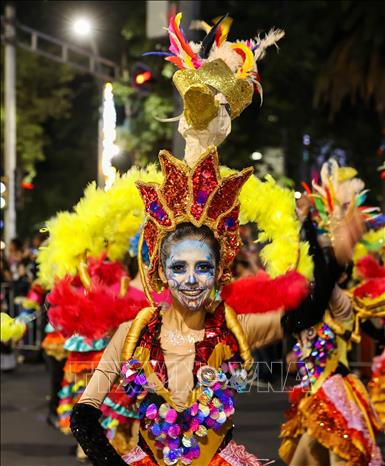 Người dân tham gia Lễ diễu hành Catrinas tại thủ đô Mexico City, Mexico, ngày 25/10/2026. Ảnh: THX/TTXVN phát