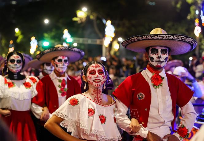 Người dân tham gia Lễ diễu hành Catrinas tại thủ đô Mexico City, Mexico, ngày 25/10/2026. Ảnh: THX/TTXVN phát