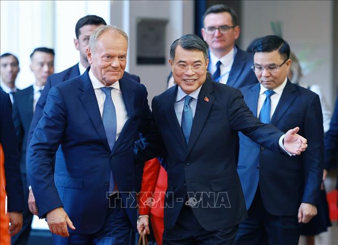 Thủ tướng Lê Minh Hưng và Thủ tướng Cộng hòa Ba Lan Donald Tusk đến dự Hội nghị doanh nghiệp Việt Nam - Ba Lan. Ảnh: Dương Giang – TTXVN
