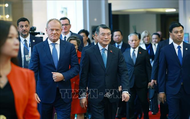 Thủ tướng Lê Minh Hưng và Thủ tướng Cộng hòa Ba Lan Donald Tusk đến dự Hội nghị doanh nghiệp Việt Nam - Ba Lan. Ảnh: Dương Giang – TTXVN
