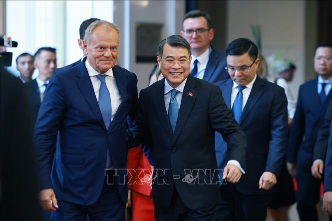 Thủ tướng Lê Minh Hưng và Thủ tướng Cộng hòa Ba Lan Donald Tusk đến dự Hội nghị doanh nghiệp Việt Nam- Ba Lan. Ảnh: Dương Giang – TTXVN
