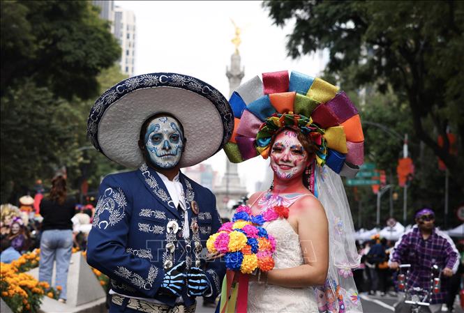 Người dân tham gia Lễ diễu hành Catrinas tại thủ đô Mexico City, Mexico, ngày 25/10/2026. Ảnh: THX/TTXVN phát