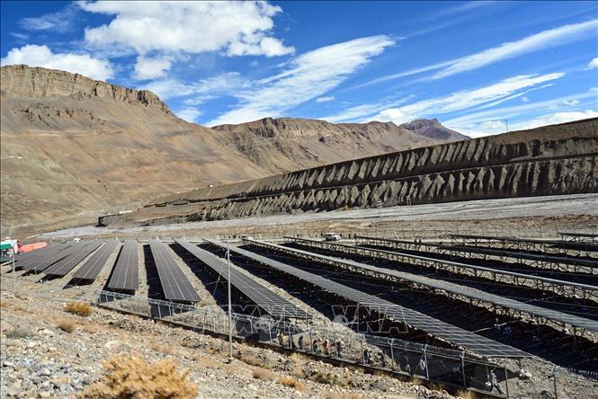 Nhà máy điện Mặt Trời tại Kaja, huyện Lahaul và Spiti, bang Himachal Pradesh, Ấn Độ. Ảnh: ANI/TTXVN phát