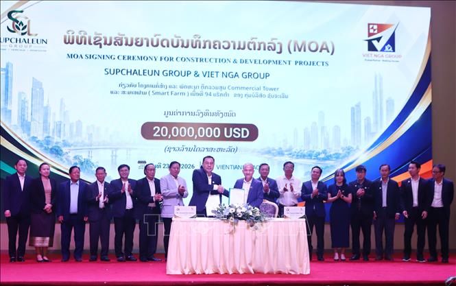 Hai tập đoàn của Việt Nam và Lào trao đổi văn kiện hợp tác phát triển Dự án Trang trại thông minh (Smart Farm) ở Lào. Ảnh: Xuân Tú - PV TTXVN tại Lào