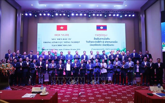 Các đại biểu là lãnh đạo các bộ, ngành Trung ương và địa phương của Lào cùng đại diện các doanh nghiệp Việt  Nam đang đầu tư tại Lào chụp ảnh kỷ niệm thể hiện quyết tâm thúc đẩy tăng cường đầu tư vào lĩnh vực nông nghiệp tại Lào. Ảnh: Xuân Tú - PV TTXVN tại Lào
