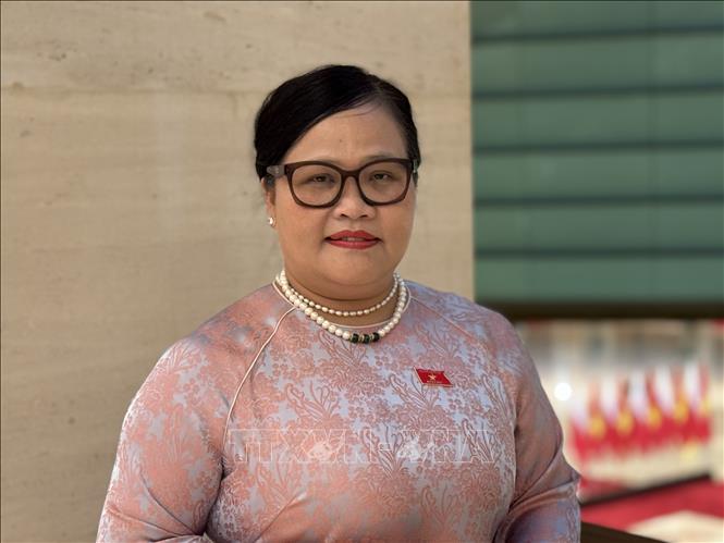 Đại biểu Nguyễn Thị Sửu (Thành phố Huế) trả lời phỏng vấn. Ảnh: Hải Ngọc - TTXVN