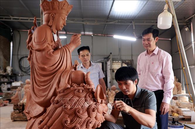 Được vay 1 tỷ đồng từ chương trình phụ nữ khởi nghiệp, gia đình chị Trần Thị Hằng ở tổ dân phố Thất Gian, phường Phù Lãng, có điều kiện đầu tư nhà xưởng, khuôn mẫu làm sản phẩm gốm tâm linh, tạo việc làm cho 4 lao động. Ảnh: Trần Việt - TTXVN