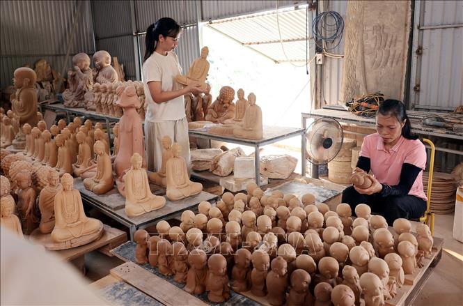 Được vay 1 tỷ đồng từ chương trình phụ nữ khởi nghiệp, gia đình chị Trần Thị Hằng ở tổ dân phố Thất Gian, phường Phù Lãng, có điều kiện đầu tư nhà xưởng, khuôn mẫu làm sản phẩm gốm tâm linh, tạo việc làm cho 4 lao động. Ảnh: Trần Việt - TTXVN