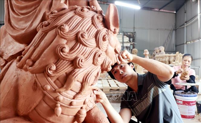 Được vay 1 tỷ đồng chương trình phụ nữ khởi nghiệp, gia đình chị Trần Thị Hằng ở tổ dân phố Thất Gian, phường Phù Lãng có điều kiện đầu tư nhà xưởng, khuôn mẫu làm gốm tâm linh, tạo việc làm cho 4 lao động. Ảnh: Trần Việt - TTXVN