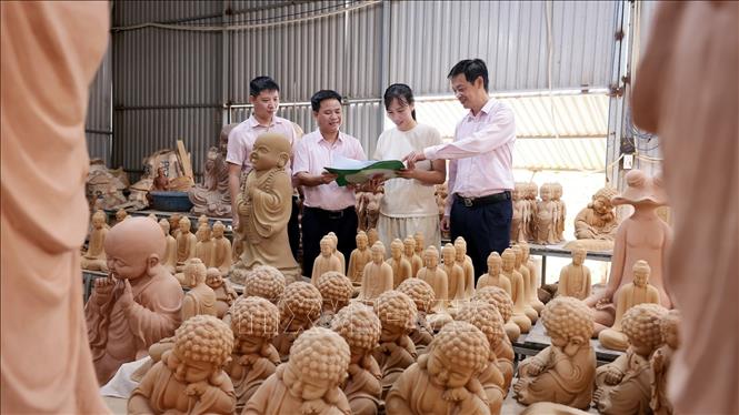 Được vay 1 tỷ đồng từ chương trình phụ nữ khởi nghiệp, gia đình chị Trần Thị Hằng ở tổ dân phố Thất Gian, phường Phù Lãng, có điều kiện đầu tư nhà xưởng, khuôn mẫu làm sản phẩm gốm tâm linh, tạo việc làm cho 4 lao động. Ảnh: Trần Việt - TTXVN