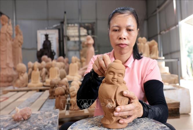 Được vay 1 tỷ đồng từ chương trình phụ nữ khởi nghiệp, gia đình chị Trần Thị Hằng ở tổ dân phố Thất Gian, phường Phù Lãng, có điều kiện đầu tư nhà xưởng, khuôn mẫu làm sản phẩm gốm tâm linh, tạo việc làm cho 4 lao động. Ảnh: Trần Việt - TTXVN