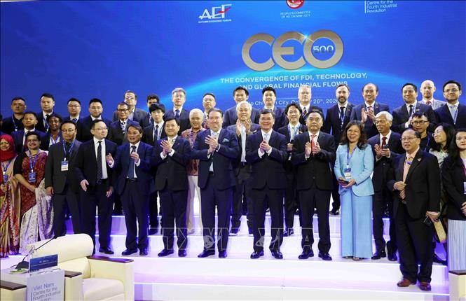 Lãnh đạo UBND Thành phố Hồ Chí Minh chụp ảnh lưu niệm cùng các đại biểu dự sự kiện CEO 500. Ảnh: Xuân Khu - TTXVN