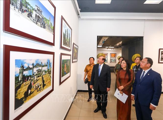 Các đại biểu tham quan Triển lãm. Ảnh: Khánh Hoà - TTXVN