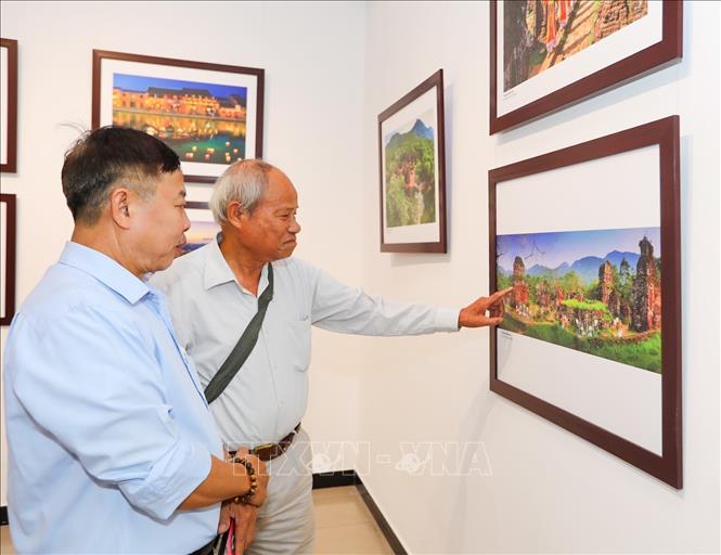 Khách tham quan Triển lãm. Ảnh: Khánh Hoà - TTXVN