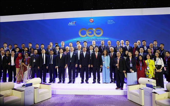 Lãnh đạo UBND Thành phố Hồ Chí Minh chụp ảnh lưu niệm cùng các đại biểu dự sự kiện CEO 500. Ảnh: Xuân Khu-TTXVN