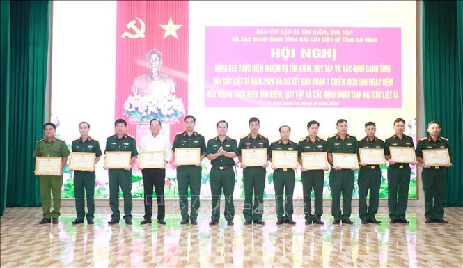 Đại tá Trần Quốc Dẹn, Phó Chính ủy Bộ Chỉ huy Quân sự tỉnh Cà Mau trao Bằng khen của Chủ tịch UBND tỉnh Cà Mau cho các cá nhân có thành tích xuất sắc. Ảnh: Huỳnh Anh - TTXVN